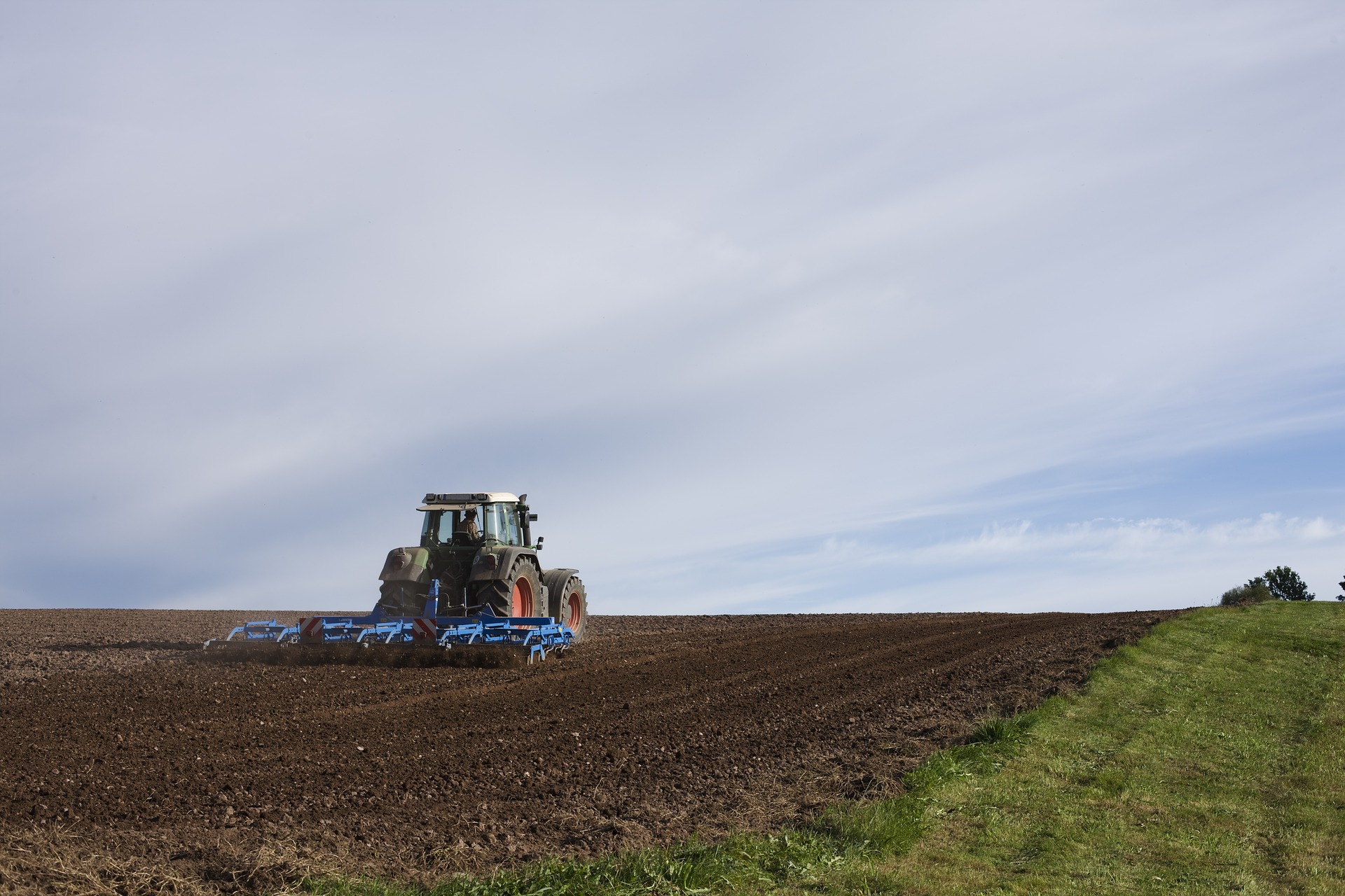 Tillage equipment tips